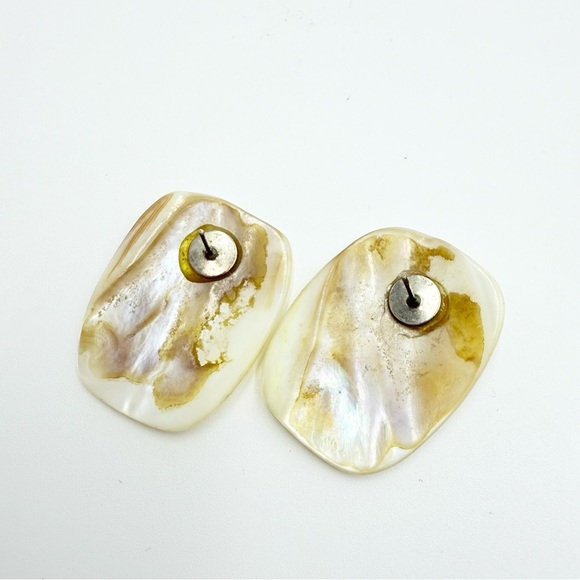 Gorgeous Vintage Mother Of Pearl MOP Hand Carved Earrings - Picture 4 of 7